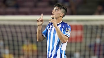 El debut soñado de todo jugador: salir al campo y marcar. Así fue la noche de Julen Lobete en su primera aparición con la Real en primera. Aunque no sirvió para sacar puntos frente al Barcelona, sí que dio cuenta de la capacidad goleadora del undécimo canterano que se viste la elástica easonense con Alguacil. El año pasado marcó siete dianas para ayudar a subir al filial a la categoría de plata y dio cinco asistencias. Las bajas en la delantera pueden permitirle disputar más minutos durante esta temporada.