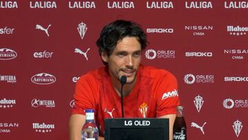 20-08-25. ÁLEX CORREDERA, JUGADOR DEL SPORTING, EN LA RUEDA DE PRENSA EN MAREO.