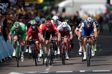 Arnaud Démare, Nacer Bouhanni , André Greipel, Alexander Kristoff y Marcel Kittel esprintan por la victoria.