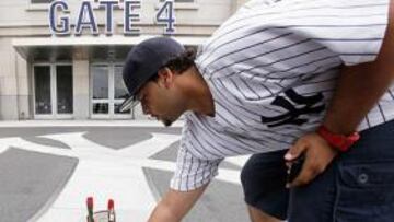 <b>EN EL RECUERDO. </b> Un aficionado de Nueva York deposita unas flores en la puerta cuatro del Yankee Stadium en memoria de George Steinbrenner.
