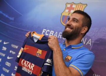 La presentación de Arda Turan en imágenes