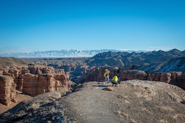 Ubicado en el corazón de Eurasia, Kazajistán es el noveno país más grande del mundo. Es un país transcontinental, con la mayor parte de su territorio situado en Asia Central. Cuenta con una población de 18 millones y medio de habitantes, una tasa de desempleo del 5%. Es un país con una economía desarrollada y sostenible gracias a sus recursos naturales como el uranio, principal exportador mundial y posee importantes reservas de combustibles fósiles. Tiene minas de hierro, cobre (quinto país del mundo), cinc (primer país del mundo).
Posee tierras negras, que son suelos muy fértiles, donde cultiva cereales para exportar. Su gran tamaño le lleva a tener una gran diversidad de lugares naturales únicos. En la imagen se ve a unos turistas gesticulando con el Cañón Sharyn, en Kazajistán como telón de fondo. Este país sin litoral suele sufrir frío extremo durante el invierno.