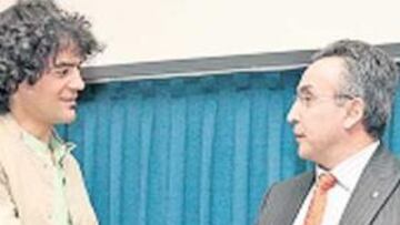 <b>RECOMPENSA. </b>Blanco entrega el diploma olímpico a Font.