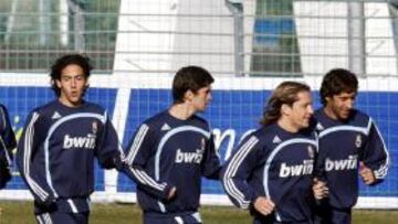 <b>PENÚLTIMO.</b> Sólo catorce jugadores, incluyendo canteranos, disputaron el penúltimo entrenamiento del Real Madrid.