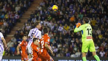 Diego López despeja un balón