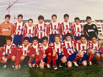 Alevín A del Atlético (02-03). De izquierda a derecha, cuarto por arriba, Borja Bastón. Abajo, quinto, Keko, y séptimo, Koke.
