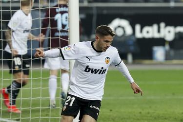 Manu vislumbra como la pelota ha entrado en la porter¨ªa.