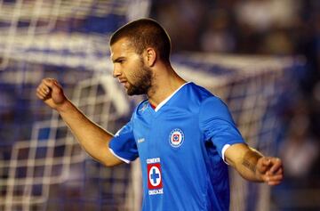 Al cierre del 2009, Villa se coronó como el mejor goleador del futbol mexicano con un total de 17 goles, sin embargo en la final no pudo ayudar a Cruz Azul a ser campeón. 