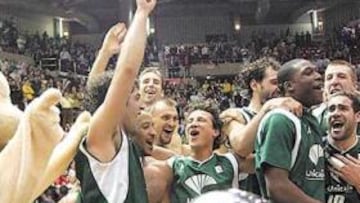 <b>EUFORIA. </b>Los jugadores y la mascota del Unicaja festejan la consecución del trofeo de Copa del Rey.