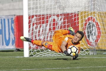 El portero temuquense José Luis Gamonal le atajó un penal a Jean Paul Pineda.