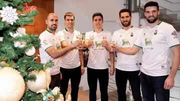 Los capitanes del Racing brindan por la Navidad.