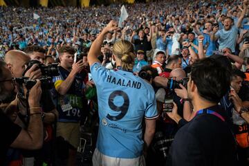 El delantero noruego, Erling Haaland, con los aficionados del Manchester City.