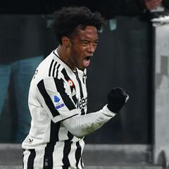 ¿Cuadrado rinde más en Juve como lateral o volante?
