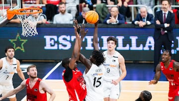 Sidi Gueye, pívot canterano del Real Madrid, intenta la canasta el pasado domingo en Murcia frente a Moussa Diagne, del UCAM, con otro canterano, Hugo González, al fondo.