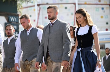 Eric Dier y Anna Modler durante la fiesta del Oktoberfest celebrado en Munich.