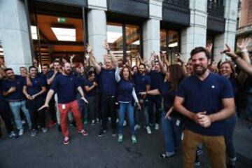 Las puertas de la tienda Apple de la Puerta del Sol durante la jornada de estreno del iPhone 7.