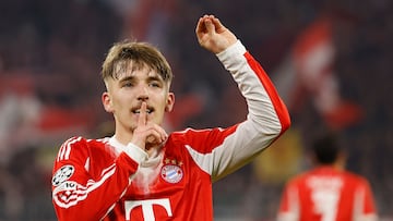Bayern Munich's German midfielder #42 Lennart Karl celebrates scoring the 3-0 goal with his teammates during the UEFA Champions League, Round of 16 2nd-leg football match between FC Bayern Munich and Atalanta in Munich, southern Germany, on March 18, 2026. (Photo by Alexandra BEIER / AFP)