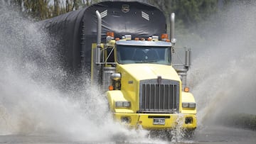 Bogotá. Noviembre 07 de 2024. Tras la emergencia provocada por las fuertes lluvias en las afueras de Bogotá, este es el panorama en la Avenida 222 con Autopista Norte, donde personal de Aguas de Bogotá llevó a cabo una jornada intensiva de limpieza. La intervención permitió el drenaje del agua estancada y contribuyó a la reducción de los niveles de la inundación. (Colprensa - Cristian Bayona).