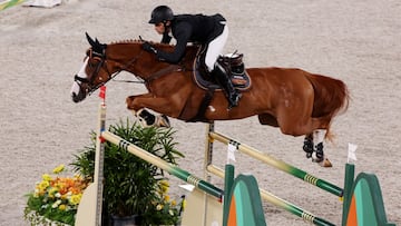 El jinete espa&ntilde;ol Eduardo &Aacute;lvarez Aznar, a lomos de su caballo Legend durante el concurso de saltos en los Juegos Ol&iacute;mpicos de Tokio.