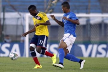 El jugador de Colombia Juan Ferney Otero (i) disputa el balón con Walace (d) de Brasil en partido del hexagonal final del Campeonato Sudamericano Sub'20 que se disputa en el estadio Centenario de Montevideo