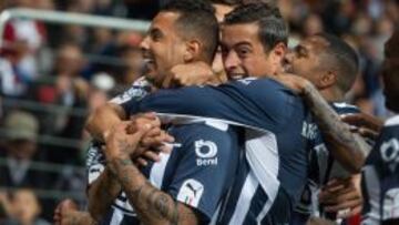 Edwin Cardona celebra su gol de Monterrey con Rogelio Funes Mori y Dorlan Pabon