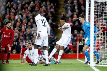 Ocasión del Liverpool. Dani Carvajal y Éder Militão salvan del tercer gol del Liverpool al conjunto blanco.