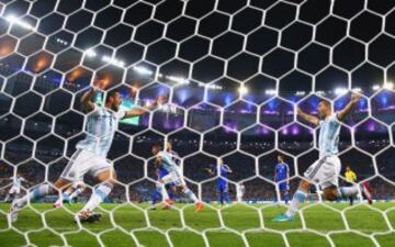 Celebración de Ezequiel Garay y Sergio Aguero.