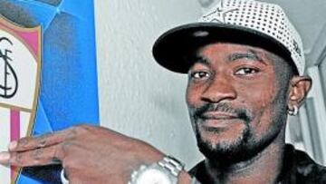 <b>POTENCIA. </b>Zokora señala el escudo del Sevilla. El equipo nervionense le necesita para volver a la senda del triunfo.