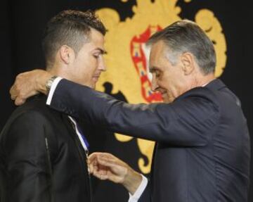 El delantero del Real Madrid y la selecci¨®n lusa, Cristiano Ronaldo es nombrado Gran Oficial de la Orden del Infante D. Henrique por el presidente del pa¨ªs, Cavaco Silva durante un acto celebrado en el Palacio de Belem.
