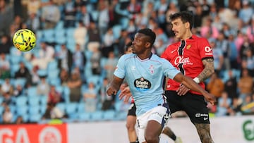 Joseph Aidoo, defensa del Celta, pelea un balón ante Antonio Sánchez, centrocampista del Mallorca, en Balaídos.
