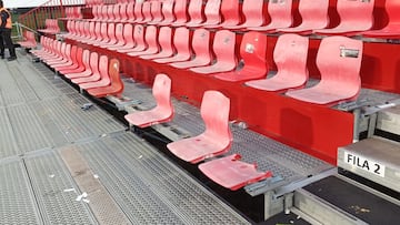 Algunos aficionados del Burgos se dedicaron a romper varias sillas de la zona visitante.