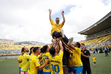 García Pimienta fue manteado a base de bien por los que hasta hoy fueron sus jugadores. 