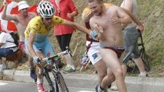 Vincenzo Nibali se abre paso entre los aficionados en plena subida a Hautacam.