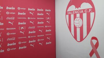 La trasera de la sala de prensa.