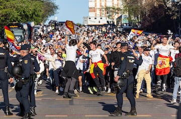 Así recibió el madridismo el autobús del equipo en el Bernabéu