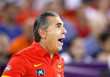 El seleccionador espa?ol, Sergio Scariolo, reacciona ante una jugado polmica del encuentro entre Croacia y Espa?a del Eurobasket 2017. 
