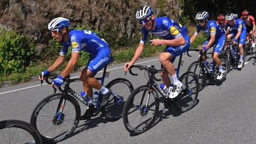 El equipo Deceuninck forma la cabeza del pelotón en plena carrera.
