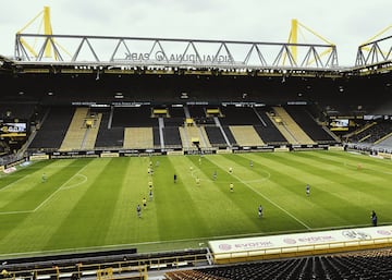 Y el ftbol volvi dos meses despus. La primera liga en dar el gran paso fue la Bundesliga y lo hizo con un partido de altura, el derbi del Ruhr entre el Dortmund y el Schalke. Por supuesto, lo hizo con el estadio vaco y un protocolo de prevencin anticoronavirus sin precedentes. En lo deportivo, pocas cosas cambiaron, Haaland segua marcando y el Dortmund se impuso a un Schalke que slo gan dos partidos este a?o y acumul 28 sin conocer la victoria. 