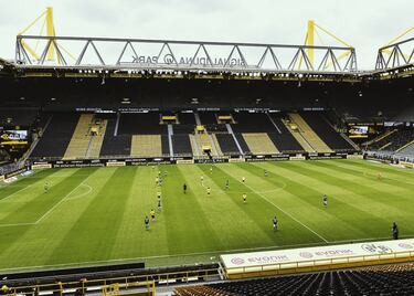Y el fútbol volvió dos meses después. La primera liga en dar el gran paso fue la Bundesliga y lo hizo con un partido de altura, el derbi del Ruhr entre el Dortmund y el Schalke. Por supuesto, lo hizo con el estadio vacío y un protocolo de prevención anticoronavirus sin precedentes. En lo deportivo, pocas cosas cambiaron, Haaland seguía marcando y el Dortmund se impuso a un Schalke que sólo ganó dos partidos este año y acumuló 28 sin conocer la victoria. 