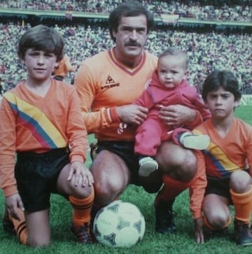 Goleador y gran figura de la edición 1975, en la que la Selección Colombia fue subcampeona ante Perú. Estuvo también presente en 1979 y 1983.