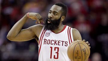 James Harden, jugador de los Houston Rockets, durante un partido contra los Denver Nuggets.