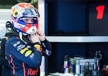 Max Verstappen, en el box de Red Bull durante la pretemporada de F1 en Bahrin.