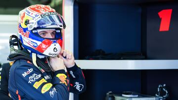 Max Verstappen, en el box de Red Bull durante la pretemporada de F1 en Bahréin.