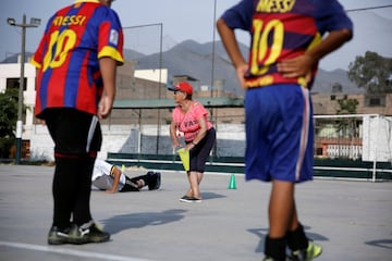 Maria Angelica Ramos a sus 92 años de edad, sigue entrenando a jovenes y niños en el distrito de Los Olivos en Lima, con la misma ilusión desde hace más de 40 años.