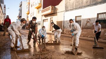 Varias personas realizan tareas de limpieza en una de las zonas afectadas por la DANA, a 10 de noviembre de 2024, en Massanassa, Valencia, Comunidad Valenciana (España). La DANA, que arrasó la provincia de Valencia el pasado 29 de octubre, ha dejado ya más de 220 fallecidos y más de 40 desaparecidos. Además, en cinco municipios de los afectados por el temporal continúan sin agua potable, en otros 60 se recomienda hervirla antes de su consumición y en 7.000 hogares continúan sin suministro.
10 NOVIEMBRE 2024;DANA;TEMPORAL;AFECTADO;INUNDACIONES;LLUVIA;PRECIPITACIÓN
Matias Chiofalo / Europa Press
10/11/2024