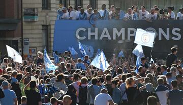 Seguidores del City celebrando el título liguero junto a la plantilla.