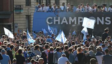 Seguidores del City celebrando el título liguero junto a la plantilla. 