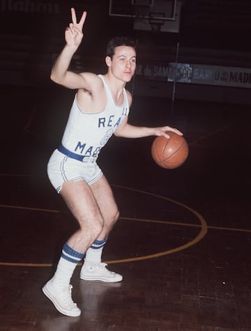 Jugó en el Real Madrid hasta la temporada 87/88 cuando tenía 33 años