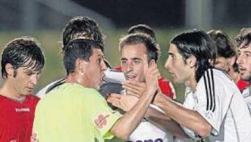 <b>¿JUGADA DECISIVA?. </b>Ceballos Silva expulsó a De la Red en el 80' con 1-0 en el marcador tras una entrada merecedora sólo de amarilla.