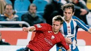 <b>EN FORMA. </b>Nacho Monreal lucha un balón con el jugador deportivista Verdú.